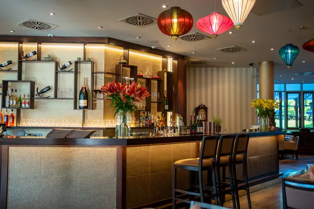 Bar von Yee Chino mit Blumen und Lampions über dem Tresen