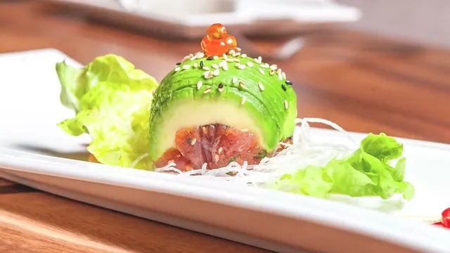 Tuna-Avocado-Rolle mit Kaviar